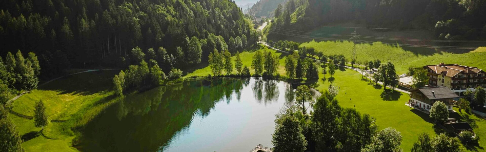 Böndlsee in Goldegg mit Badeplatz und Berglandschaft
